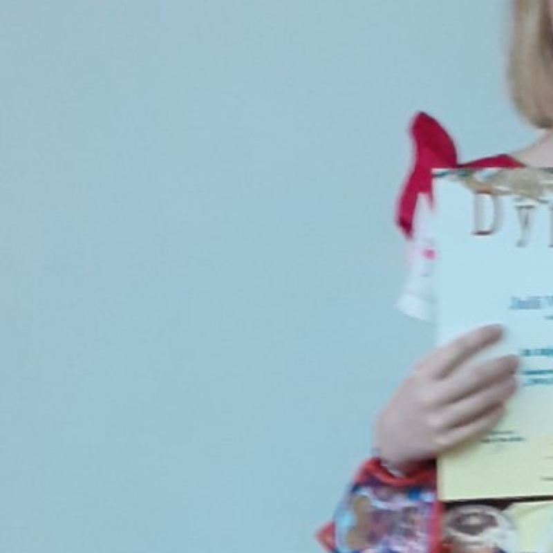 Dziewczynka z dyplomem za konkurs ozdoba świąteczne
