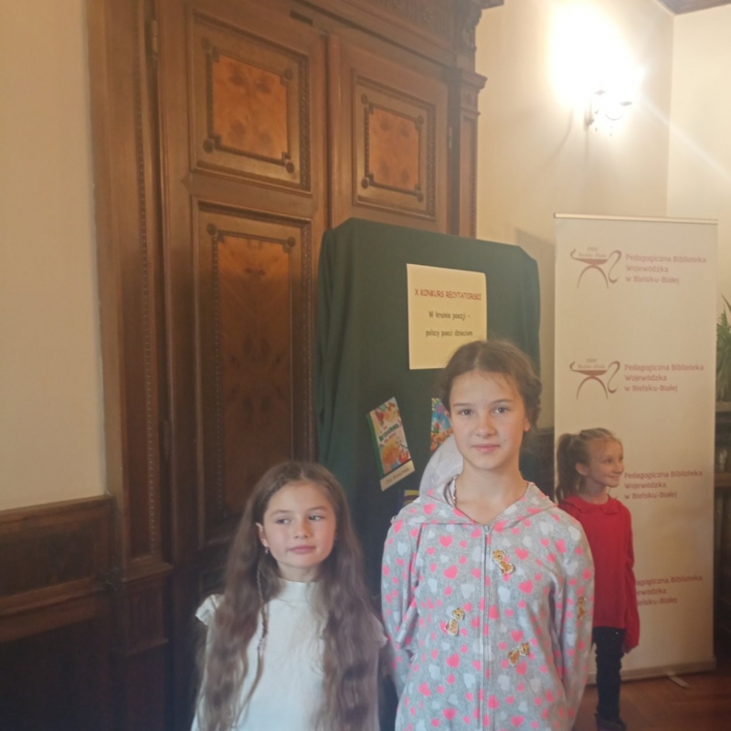 Zuzia i Amelka w Bibliotece Pedagogicznej na konkursie