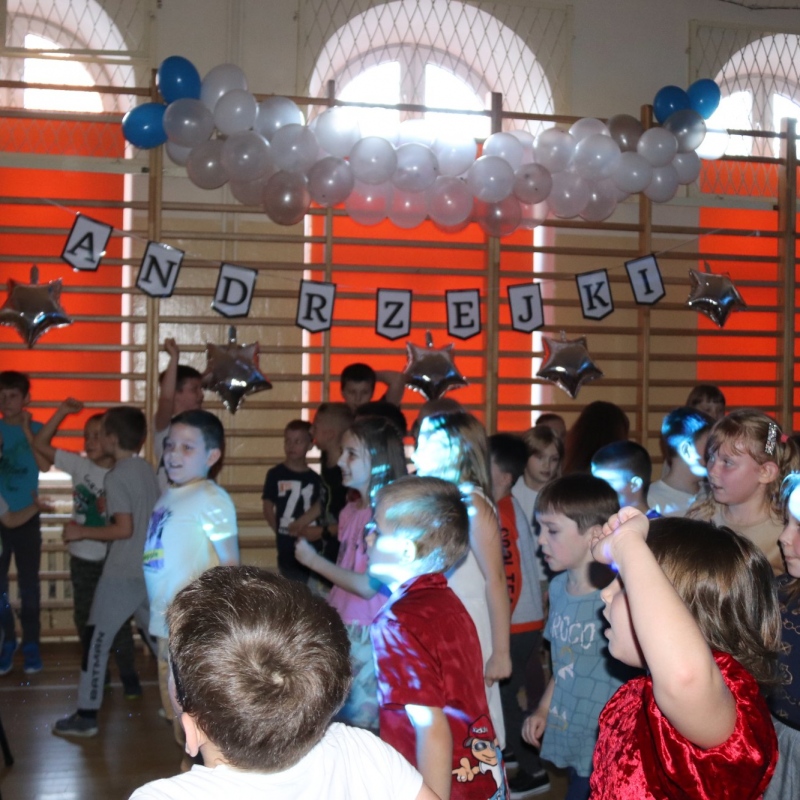 Tańce i zabawy dzieci w rytm muzyki