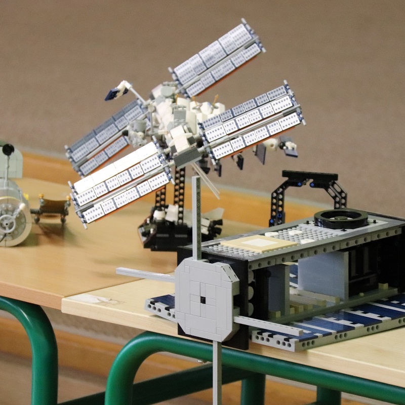 modele z klocków Lego stacji kosmicznej i STORK