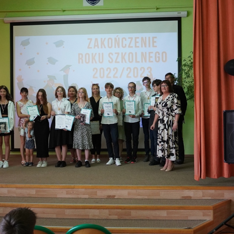 Klasa 8b z wychowawcą i rodzicami