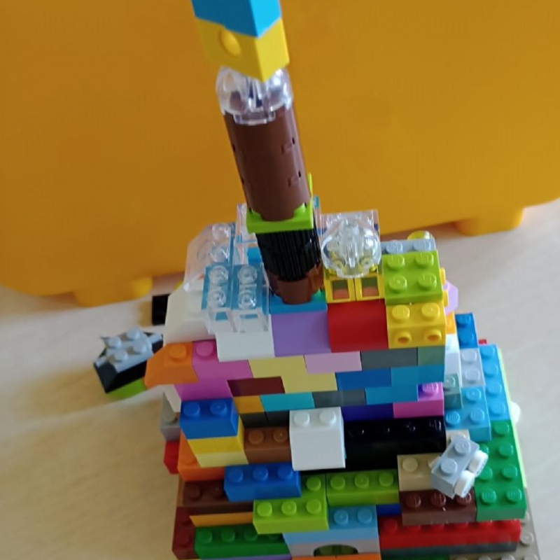 wieża Babel zbudowana z klocków LEGO