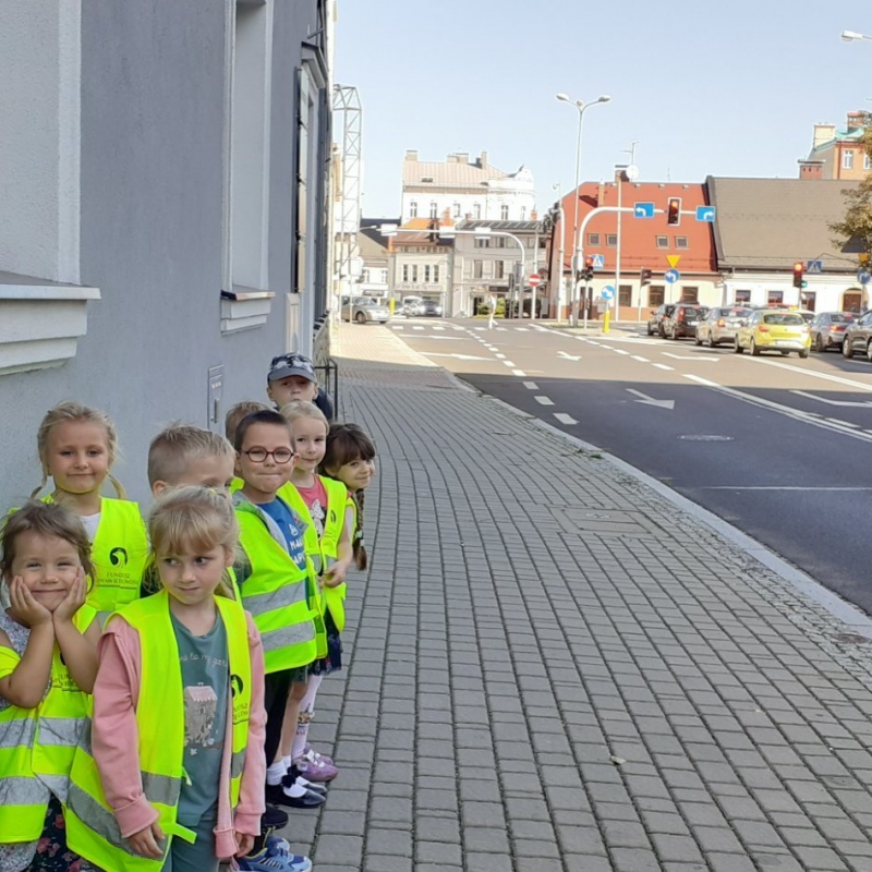 Radosna zeróweczka w odblaskowych kamizelkach