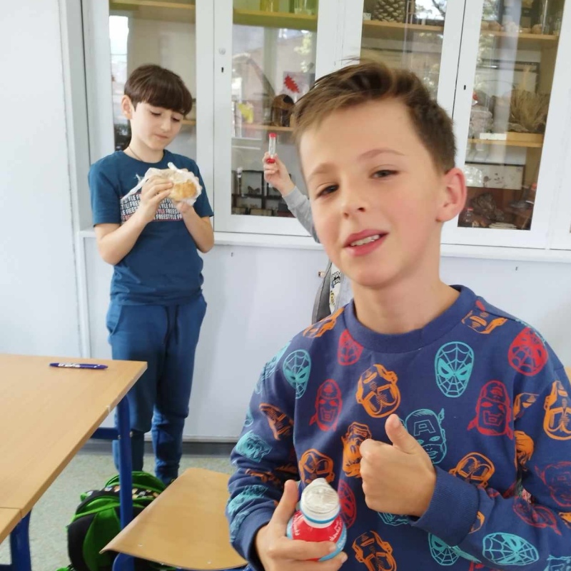 Uczeń klasy 4 z jogurtem