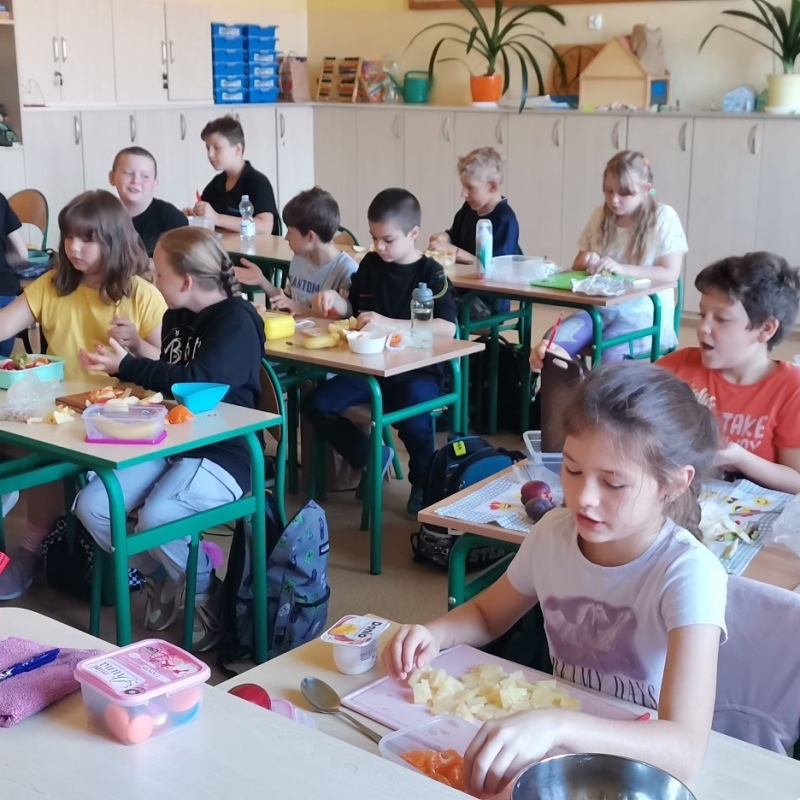 Uczniowie klasy trzeciej podczas dnia jogurtu