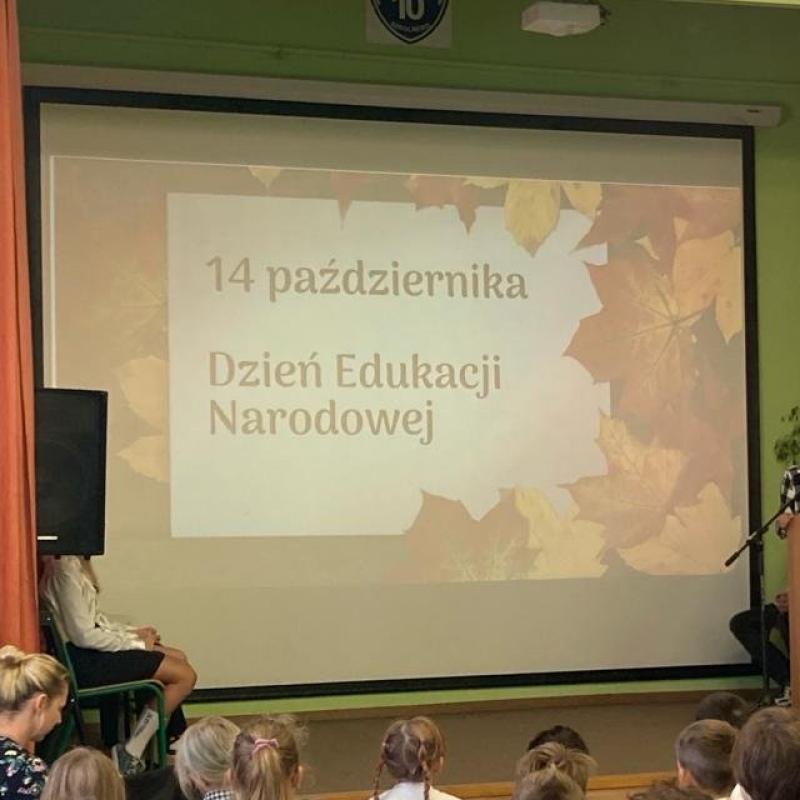 Uczniowie podczas występów z okazji KEN