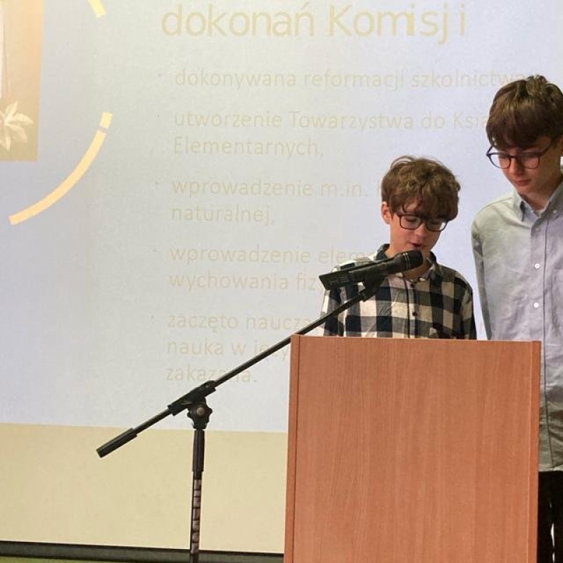 Uczniowie podczas występów z okazji KEN