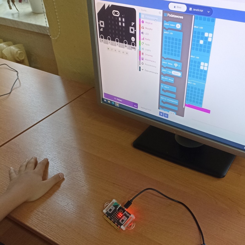 Uczniowie klasy 4 podczas pracy z micro:bit na zajęciach dodatkowych