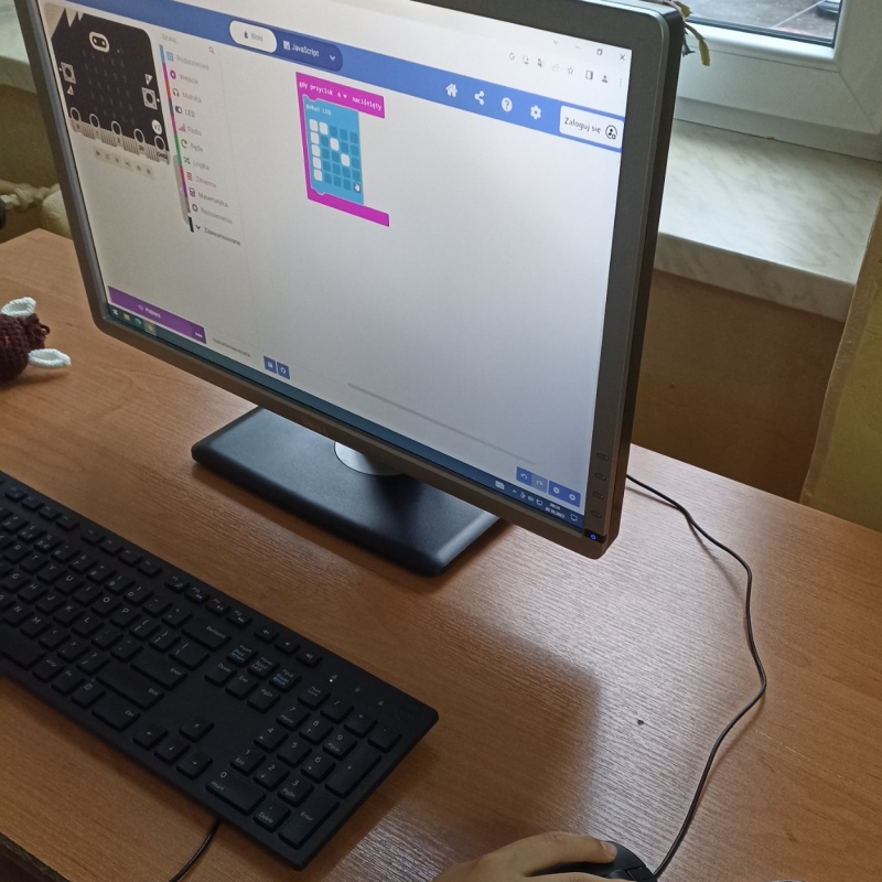 Uczniowie klasy 4 podczas pracy z micro:bit na zajęciach dodatkowych
