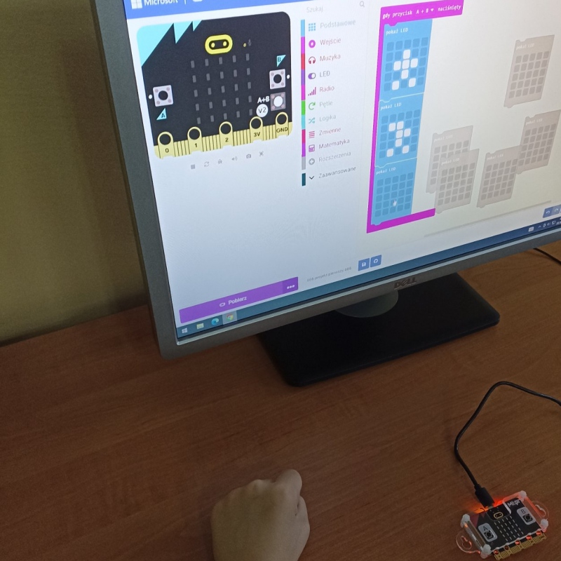 Uczniowie klasy 4 podczas pracy z micro:bit na zajęciach dodatkowych