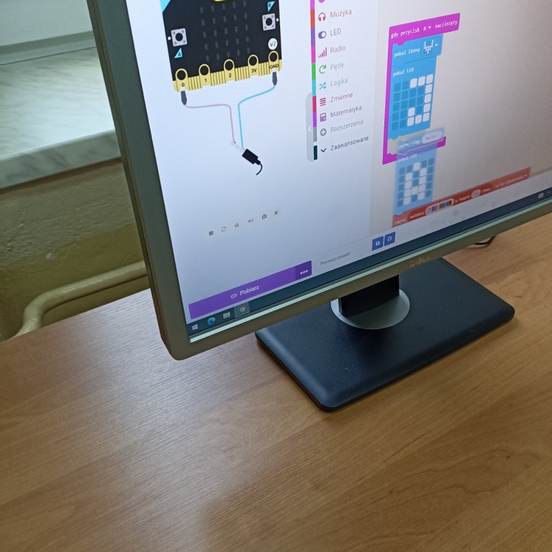 Uczniowie klasy 4 podczas pracy z micro:bit na zajęciach dodatkowych
