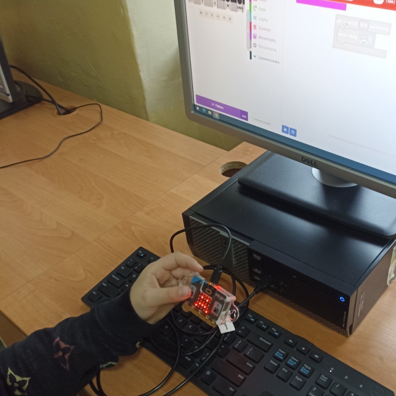 Uczniowie klasy 4 podczas pracy z micro:bit na zajęciach dodatkowych