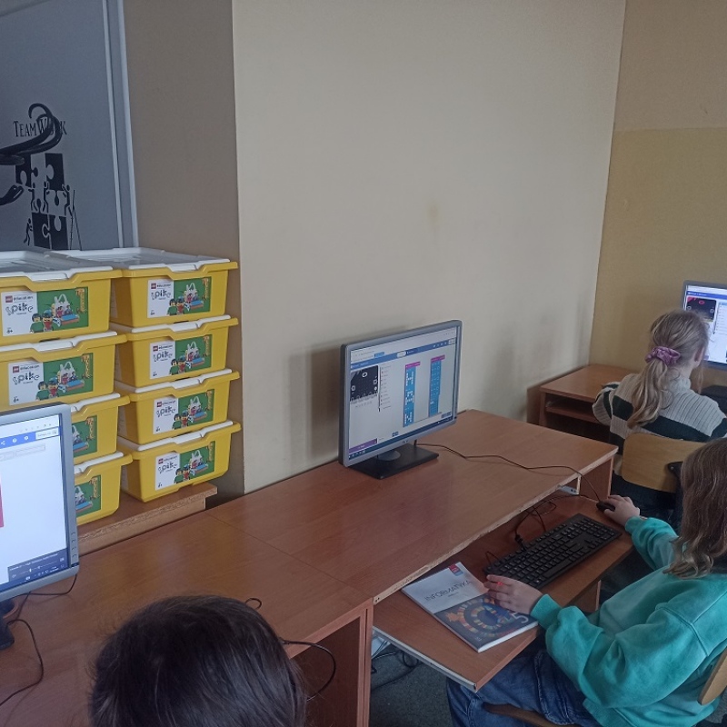 Uczniowie klasy 5b podczas zajęć z micro:bit