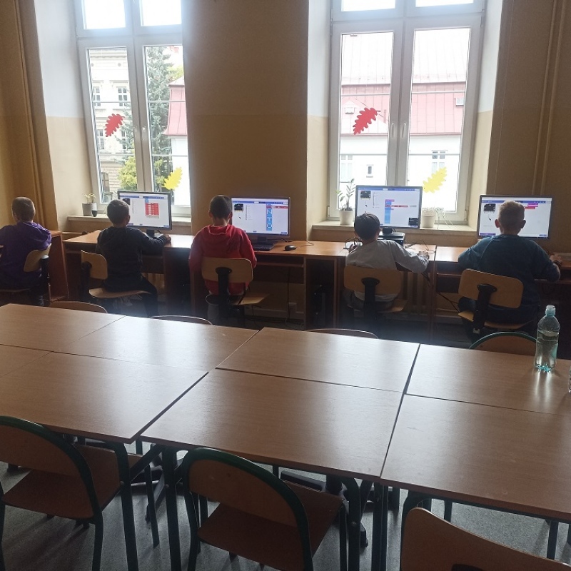 Uczniowie klasy 5b podczas zajęć z micro:bit