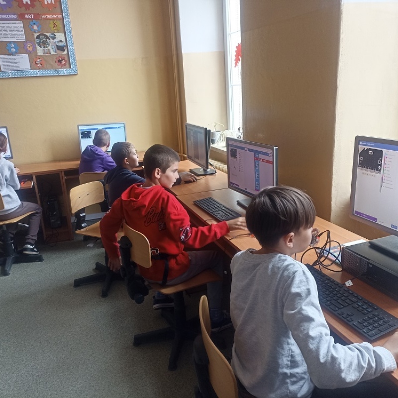 Uczniowie klasy 5b podczas zajęć z micro:bit