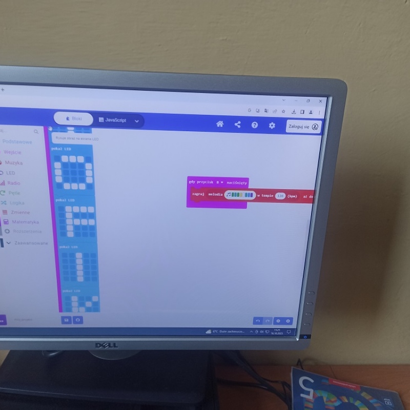Uczniowie klasy 5b podczas zajęć z micro:bit