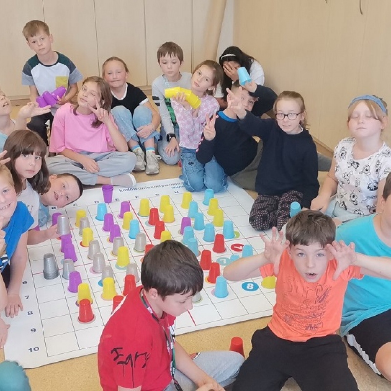 Uczniowie klasy 3 po wykonaniu zadania na macie edukacyjnej