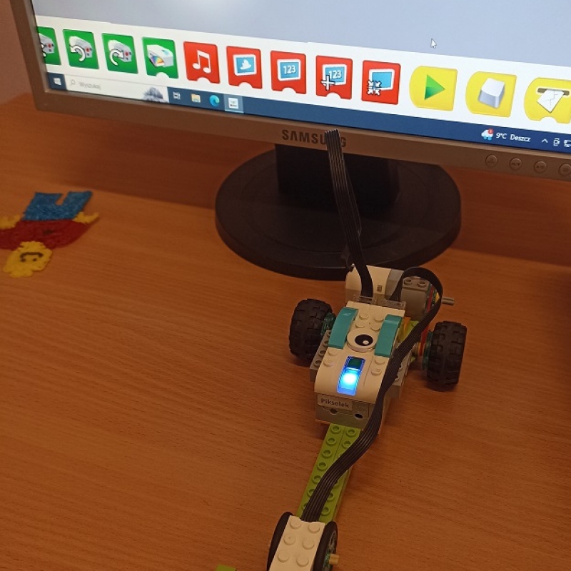 Wyścigówka zbudowana z LEGO WeDo 2.0