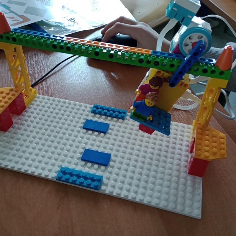 kolejka linowa z zestawu LEGO® Education SPIKE™ Essential