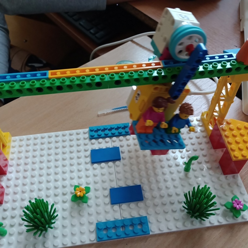 kolejka linowa z zestawu LEGO® Education SPIKE™ Essential