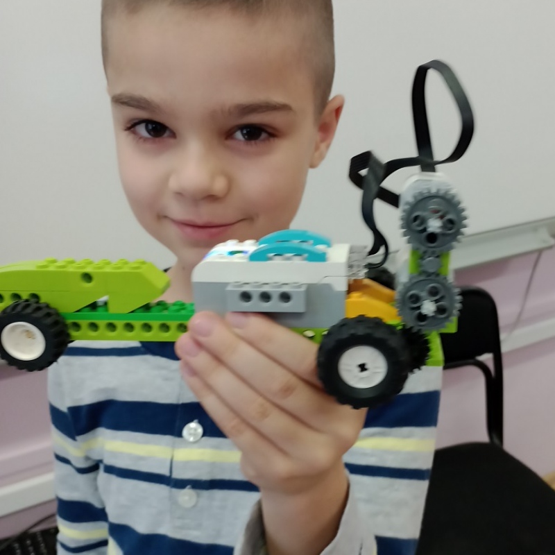 uczeń ze swoją modyfikacją buowli z LEGO WeDo