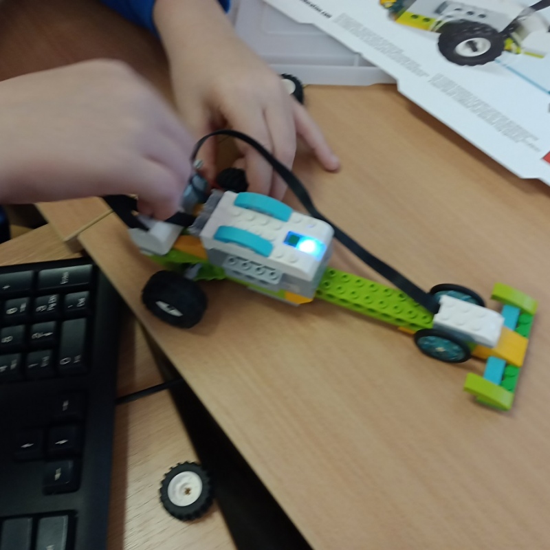 samochód z klocków LEGO WeDo