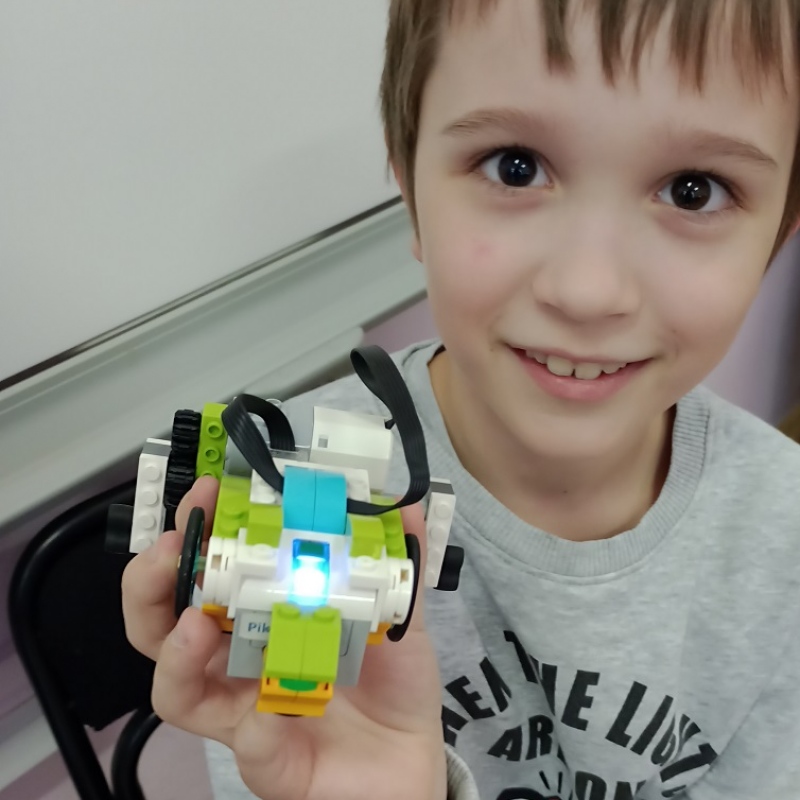 uczeń z zbudowanym robotem z LEGO WeDo