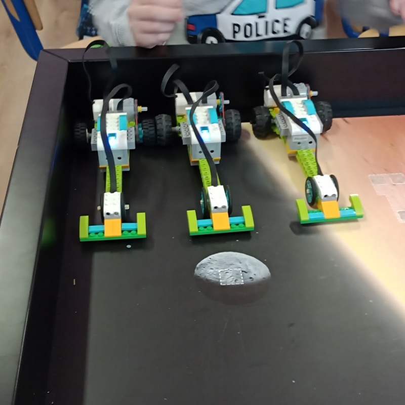 wyścigi rajdówek zbudowanych z LEGO WeDo