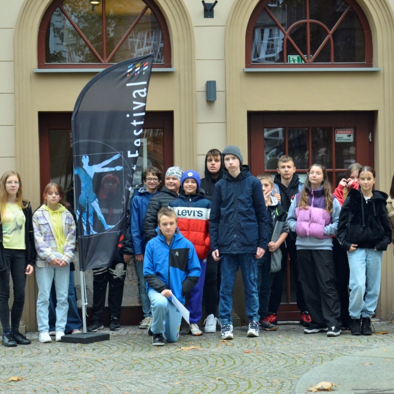 Klasa VII przed willą Teodowa Sixta