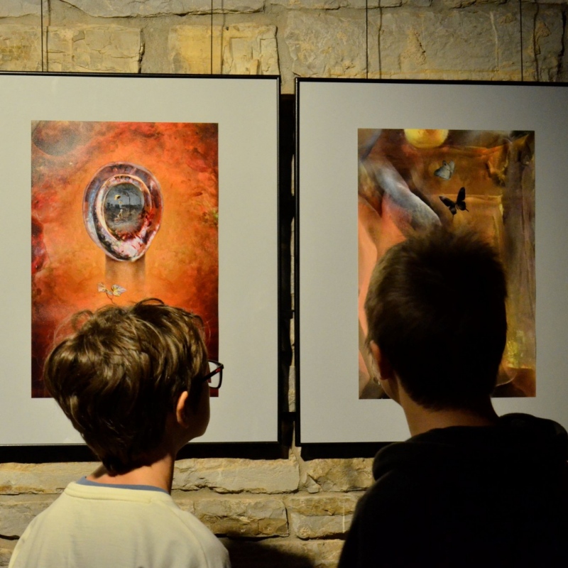 Zaciekawienie uczniów wystawą  Foto Art Festival