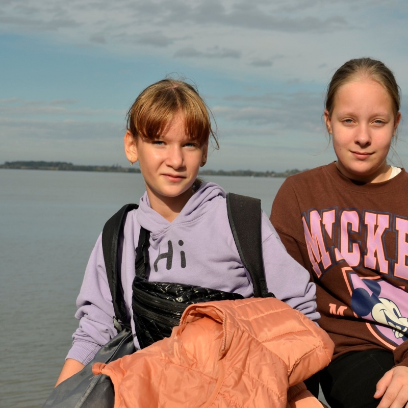 Dziewczyny na tle jeziora Goczałkowickiego