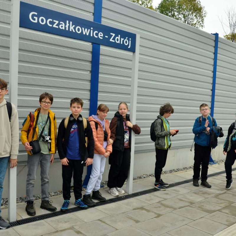 Uczniowie na peronie w Goczałkowicach Zdrój 21.10.2023