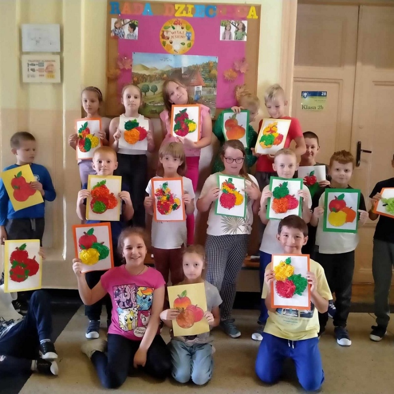 Uczniowie klasy 2b pokazują swoje prace plastyczne- jabłko