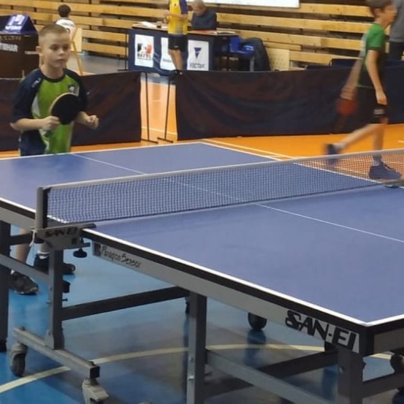 Uczniowie grający w tenisa stołowego