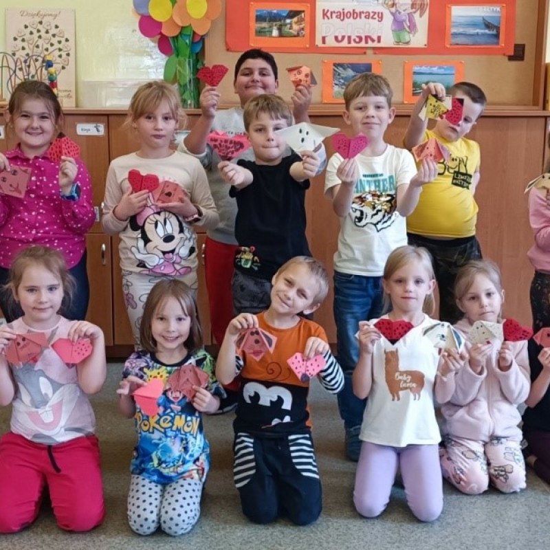 Klasa 1a prezentująca swoje prace - biedronki i pieski
