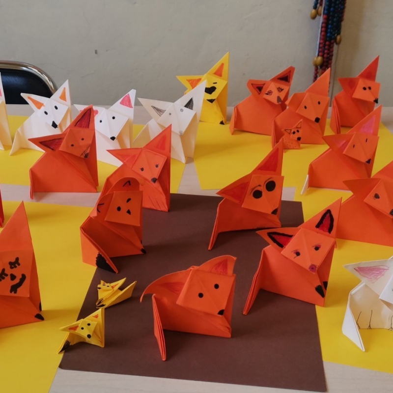 Piękne lisy wykonane metodą origami przez uczniów klasy trzeciej