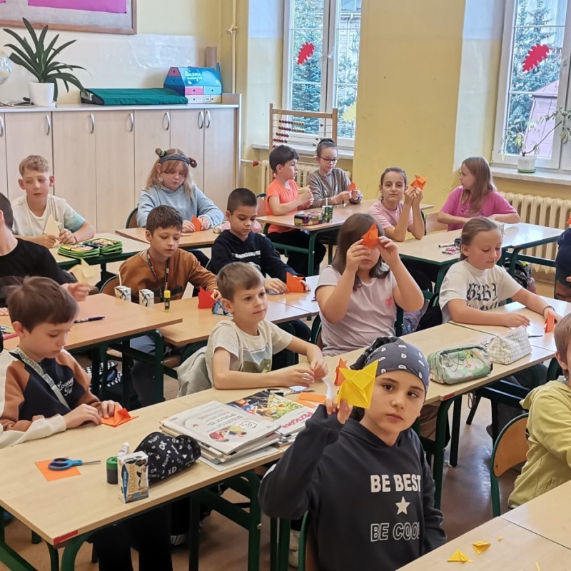Uczniowie klasy trzeciej podczas wykonywania prac origami
