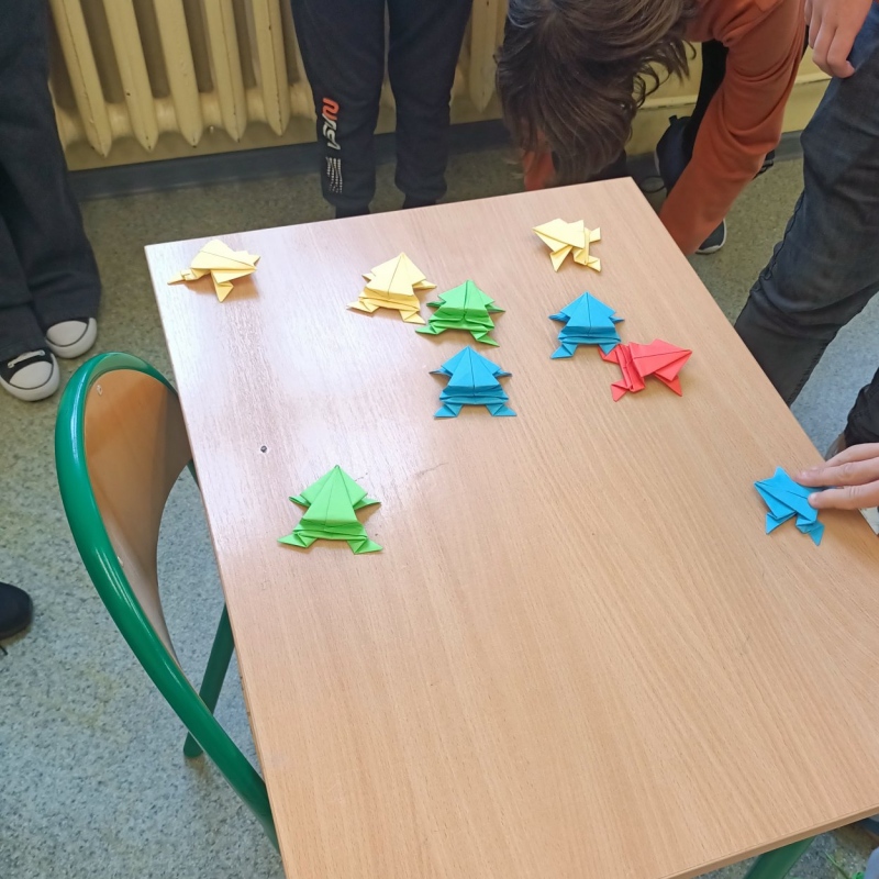 Skaczące żaby- origami klasa 8