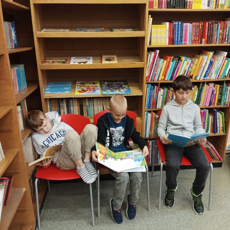 Uczniowie czytający w bibliotece