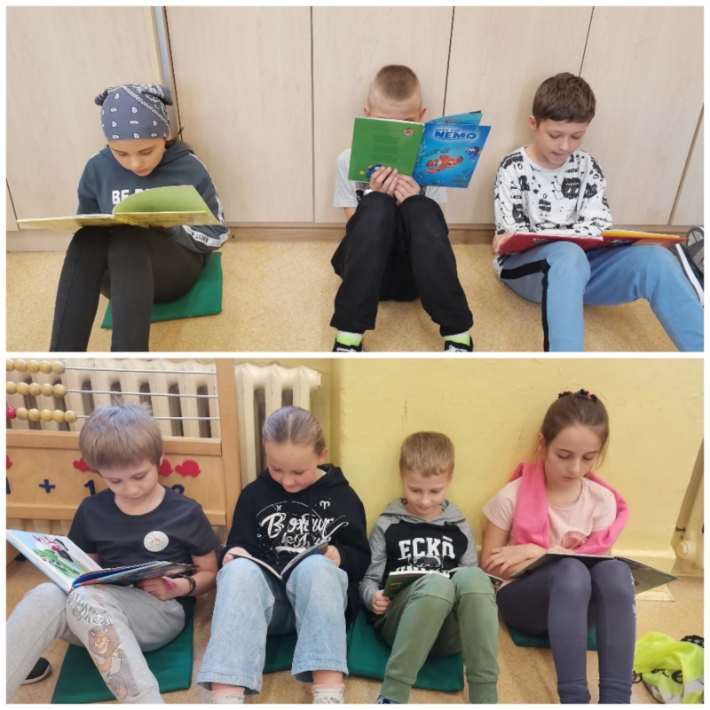 Uczniowie klasy 3 czytający książki