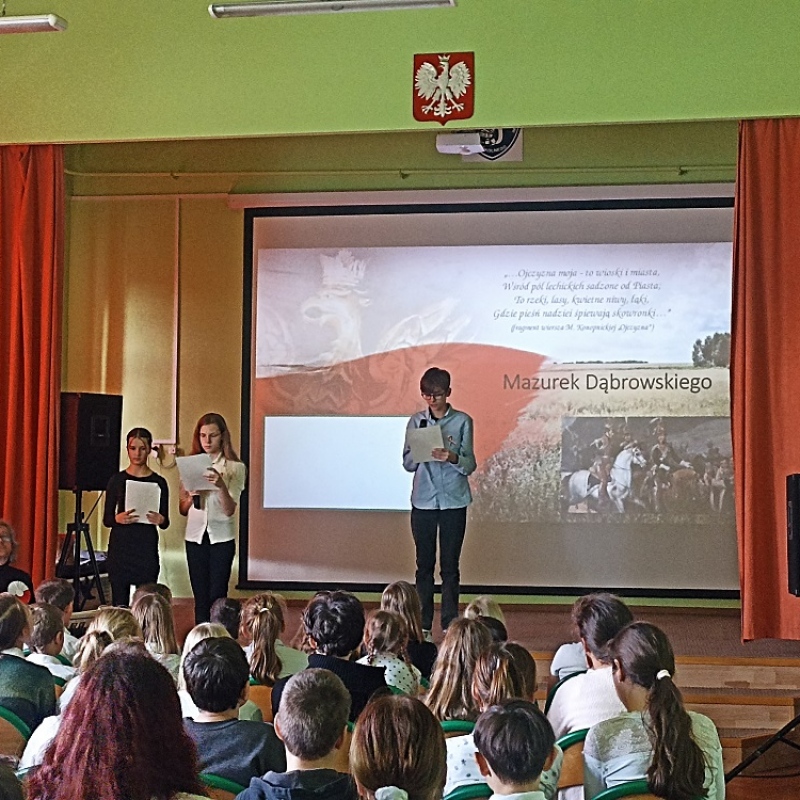 Uczniowie występujący z okazji Narodowego Święta Niepodległości