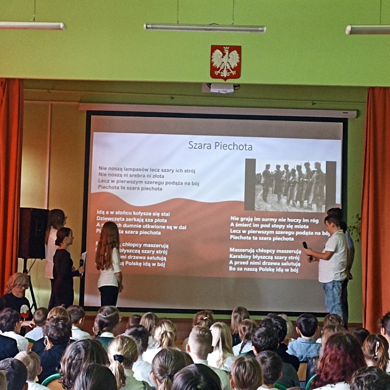 Uczniowie występujący z okazji Narodowego Święta Niepodległości