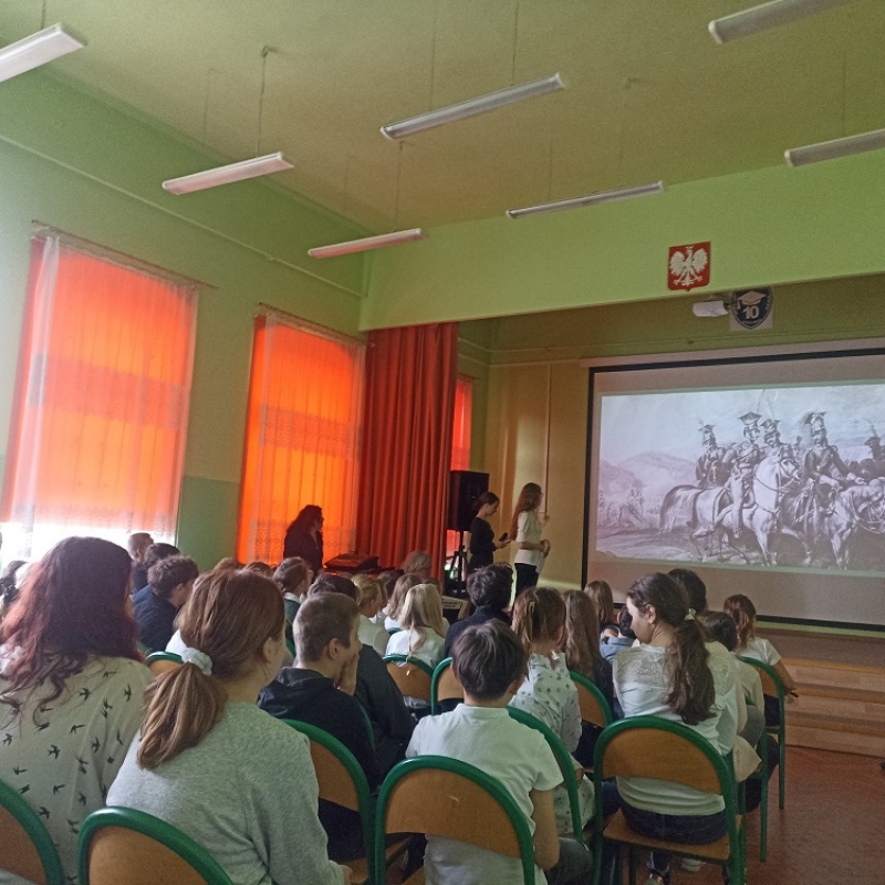 Uczniowie występujący z okazji Narodowego Święta Niepodległości