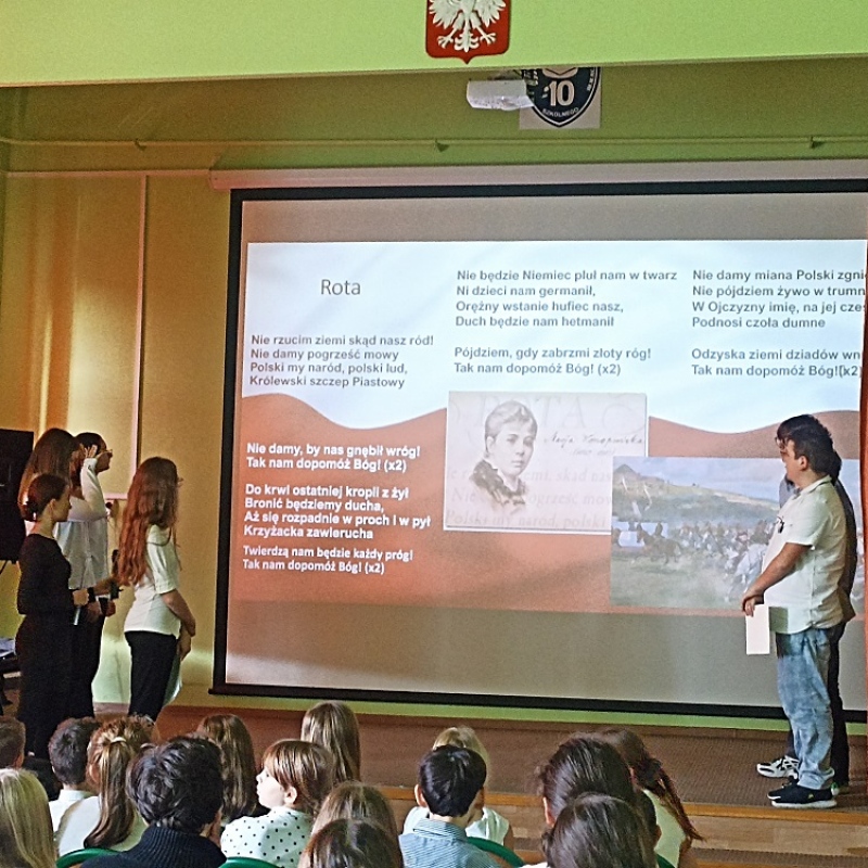 Uczniowie występujący z okazji Narodowego Święta Niepodległości