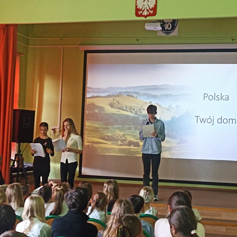 Uczniowie występujący z okazji Narodowego Święta Niepodległości