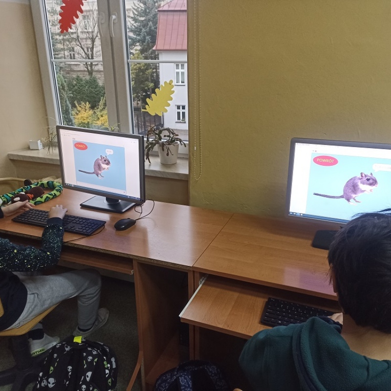 Uczniowie koła informatycznego tworzący program w Scratchu - tabliczka mnożenia
