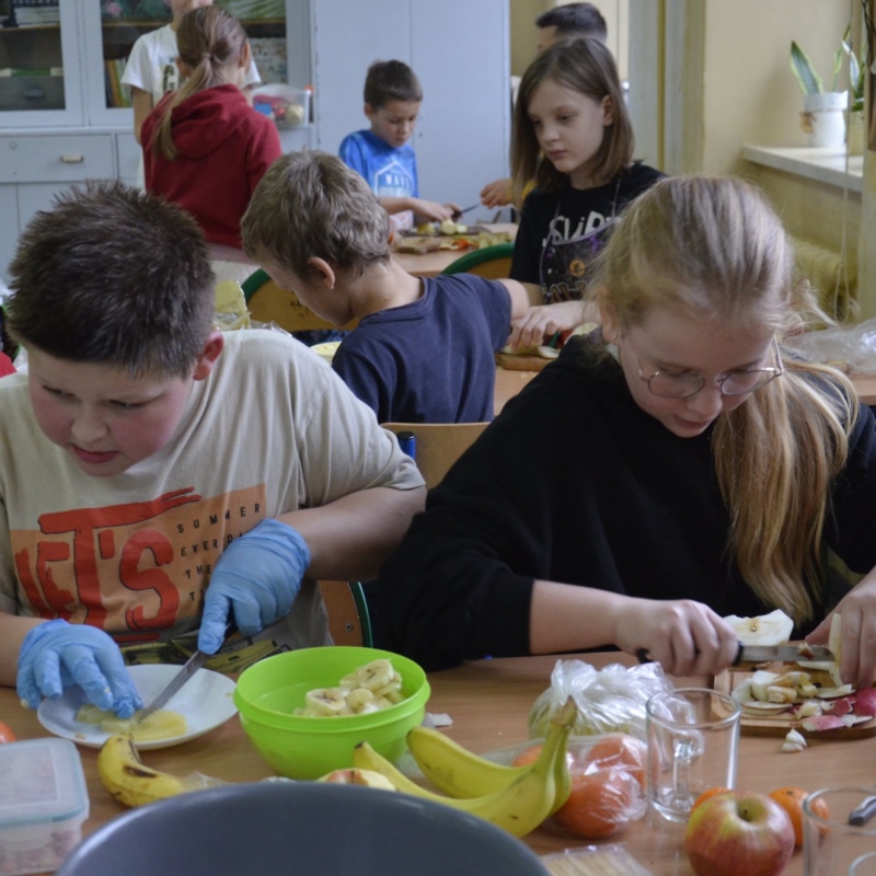 Duże zaangażowanie na lekcji przyrody