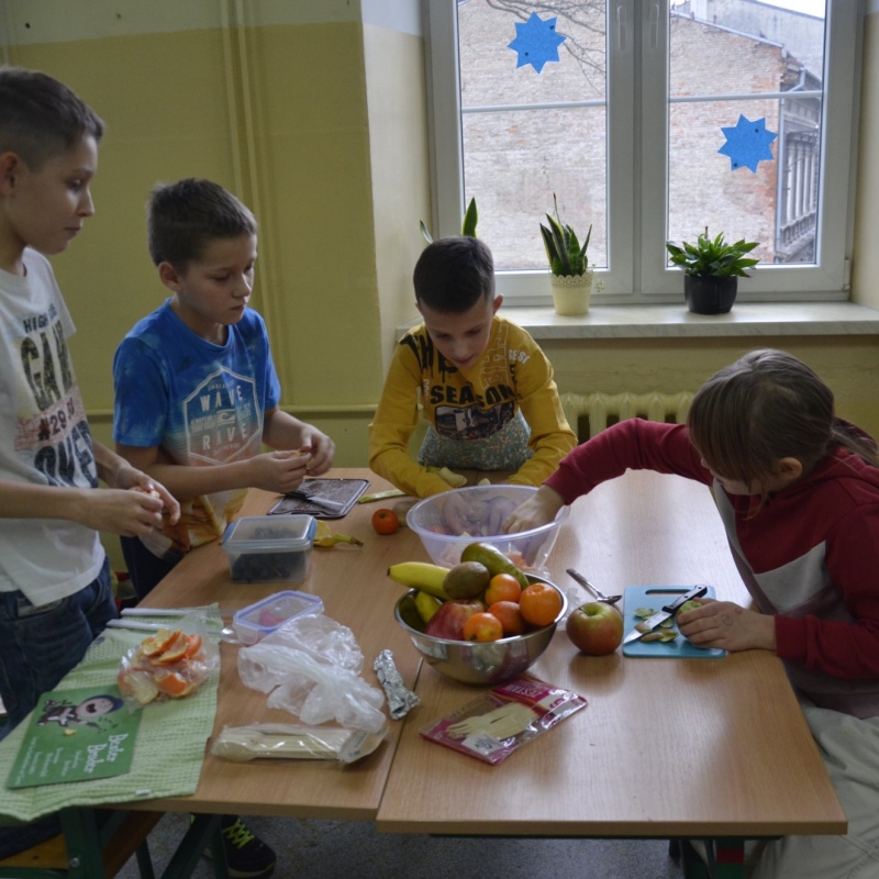 Wspólna praca grupy przy robieniu sałatki owocowej