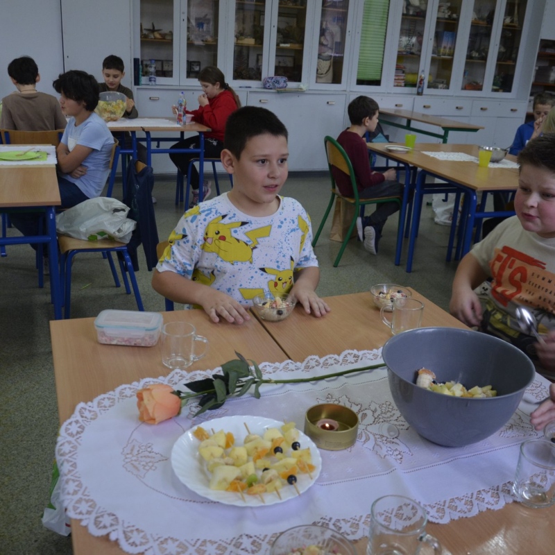 Wspólne rozmowy i degustacja owocowego świata sałatek