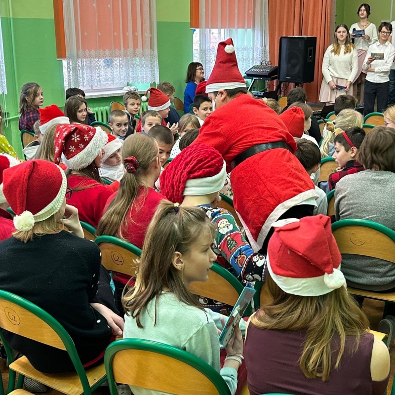 Mikołaj rozdaje słodkie nagrody